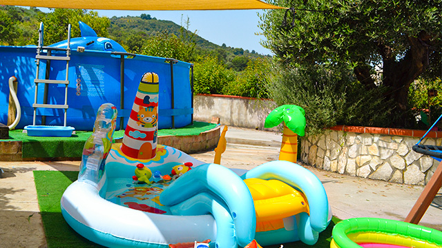Spielplatz mit planschbecken